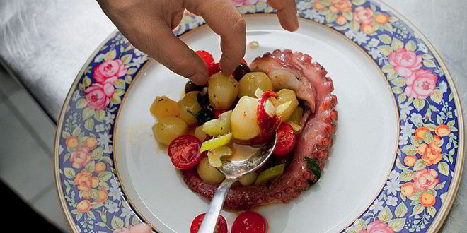 Рецепт теплого салата с картофелем и осьминогом