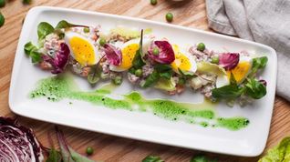 Рецепт Оливье с копченой говядиной и листьями салата