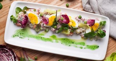 Рецепт Оливье с копченой говядиной и листьями салата