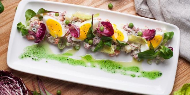 Рецепт Оливье с копченой говядиной и листьями салата