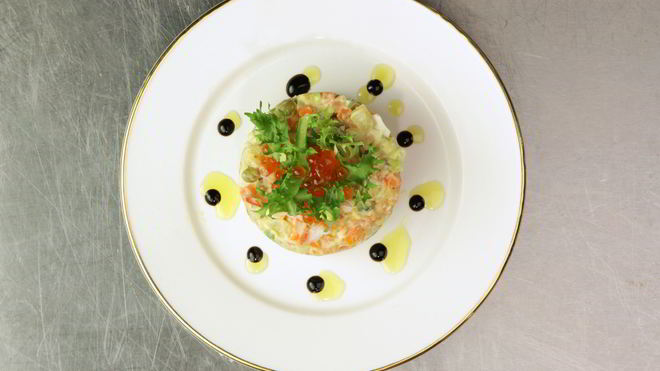 Рецепт оливье с копченой рыбой и камчатским крабом