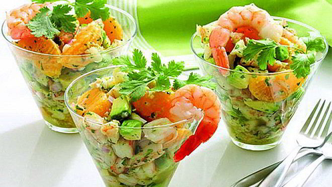 Рецепт оливье с креветками и авокадо