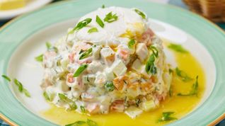 Рецепт Оливье с куриной грудкой и яйцом пашот