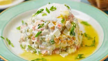 Рецепт Оливье с куриной грудкой и яйцом пашот