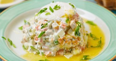 Рецепт Оливье с куриной грудкой и яйцом пашот