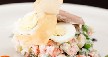 Рецепт Оливье с курицей, сельдерем и цветной капустой