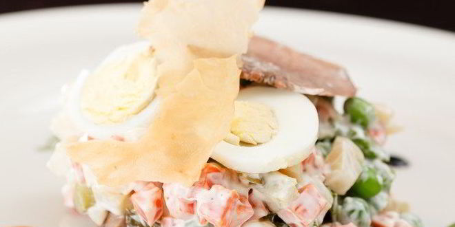 Рецепт Оливье с курицей, сельдерем и цветной капустой