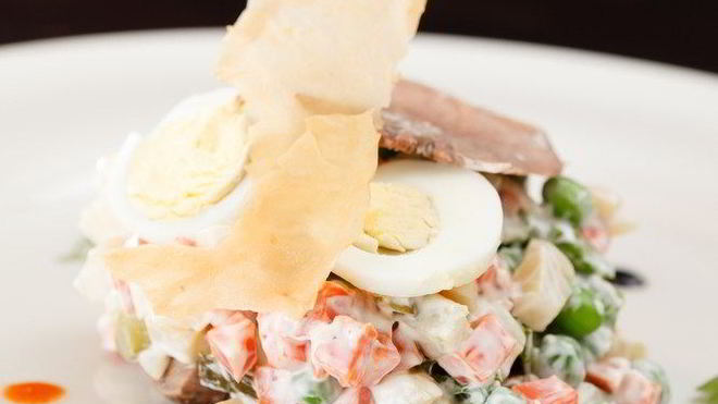 Рецепт оливье с курицей, сельдерем и цветной капустой