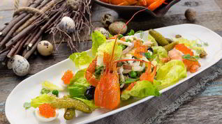 Рецепт Оливье с перепелками и раковыми шейками