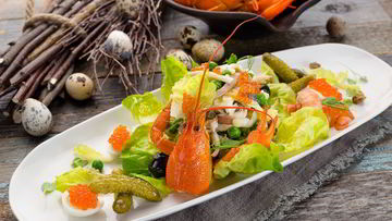 Рецепт Оливье с перепелками и раковыми шейками