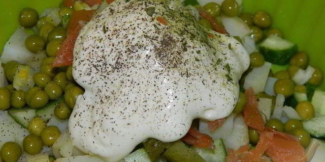 Рецепт салата оливье с семгой и свежим огурцом