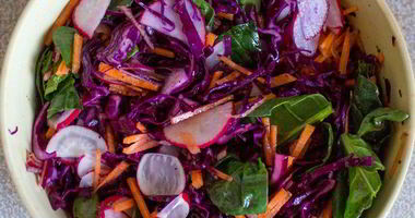 Рецепт Осеннего салата из капусты, редиса, моркови и шпината