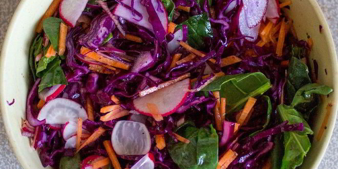 Рецепт Осеннего салата из капусты, редиса, моркови и шпината