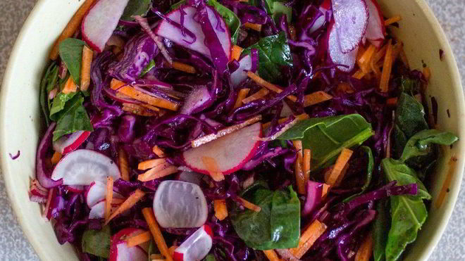 Рецепт осеннего салата из капусты, редиса, моркови и шпината