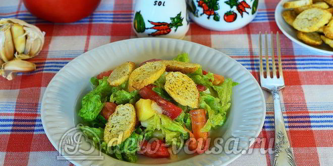 Рецепт овощного салата с сухариками