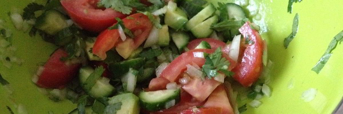 Рецепт Салата из огурцов и помидоров с маринованным луком и авокадо
