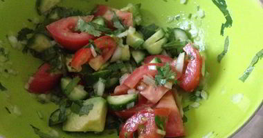 Рецепт Салата из огурцов и помидоров с маринованным луком и авокадо