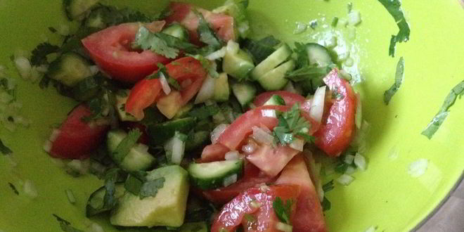 Рецепт Салата из огурцов и помидоров с маринованным луком и авокадо