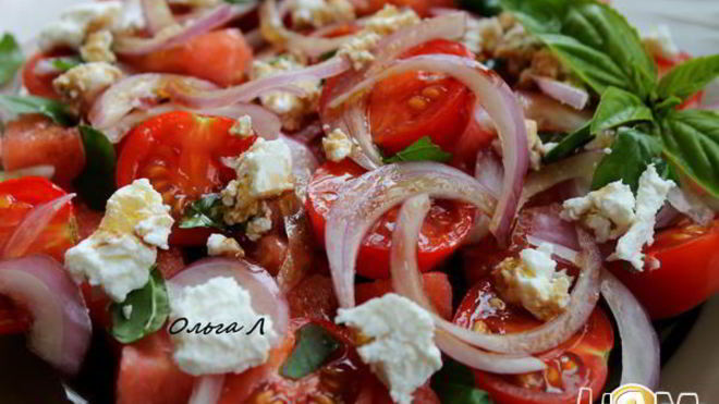 Рецепт салата из помидоров с арбузом