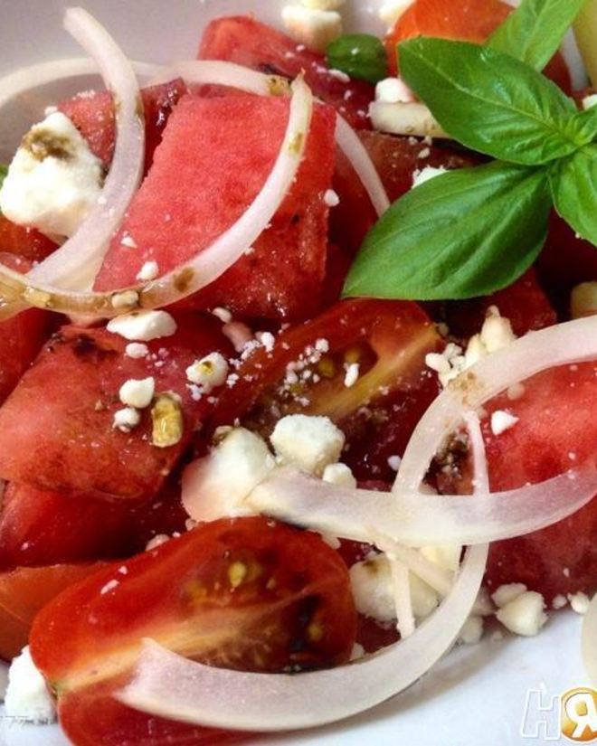 Рецепт салата из помидоров с арбузом