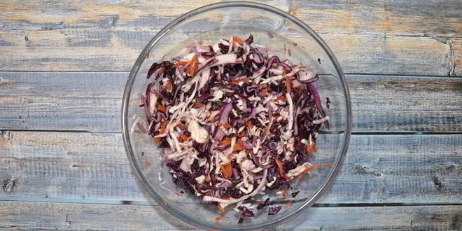 Рецепт салата коул слоу с краснокочанной капустой