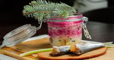 Рецепт Сельди под шубой с пряной килькой, фаршированной щучьей икрой на чесночном хлебе