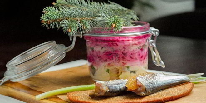 Рецепт Сельди под шубой с пряной килькой, фаршированной щучьей икрой на чесночном хлебе