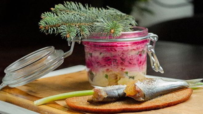 Рецепт сельди под шубой с пряной килькой, фаршированной щучьей икрой на чесночном хлебе