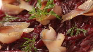 Рецепт Слабосоленой атлантической сельди под шубой из молодых овощей