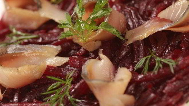 Рецепт слабосоленой атлантической сельди под шубой из молодых овощей