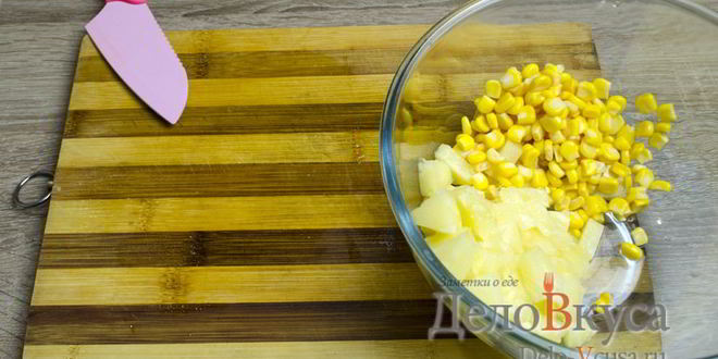 Рецепт салата с ананасами, курицей, сыром и кукурузой