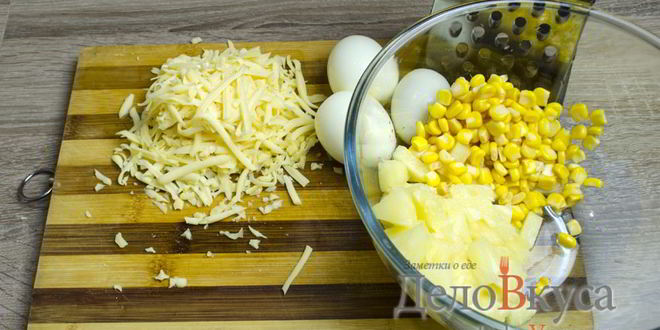 Рецепт салата с ананасами, курицей, сыром и кукурузой