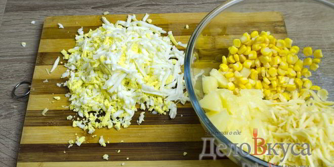 Рецепт салата с ананасами, курицей, сыром и кукурузой