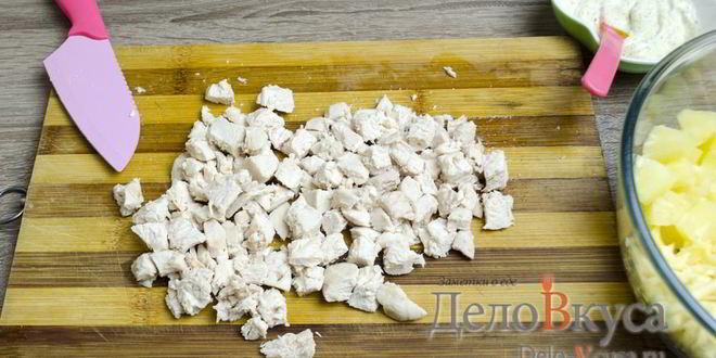 Рецепт салата с ананасами, курицей, сыром и кукурузой