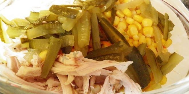 Рецепт салата с кириешками и курицей