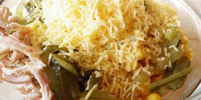 Рецепт салата с кириешками и курицей