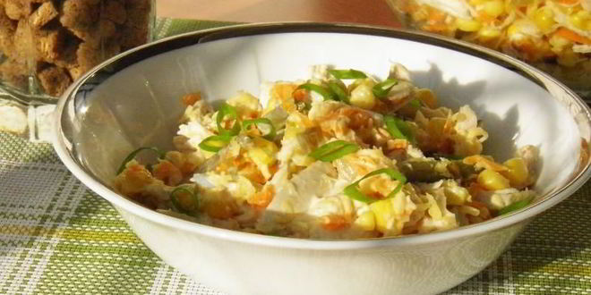 Рецепт салата с кириешками и курицей