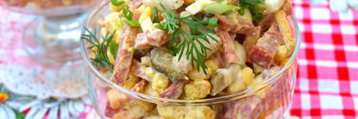 Рецепт Салата с колбасой и сухариками