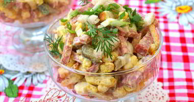 Рецепт Салата с колбасой и сухариками