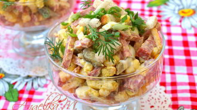 Рецепт салата с колбасой и сухариками
