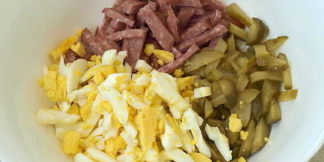 Рецепт салата с колбасой и сухариками