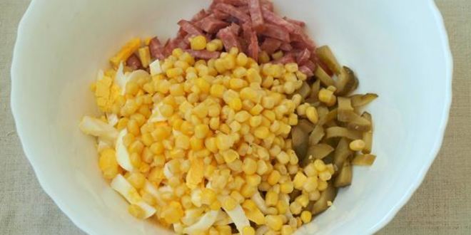 Рецепт салата с колбасой и сухариками