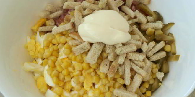 Рецепт салата с колбасой и сухариками