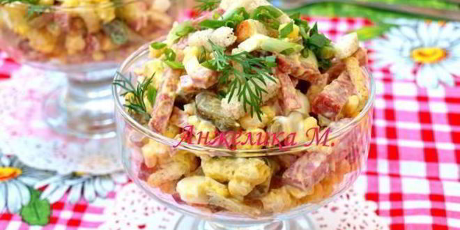 Рецепт салата с колбасой и сухариками
