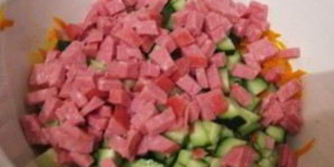 Рецепт салата с колбасой полукопченой