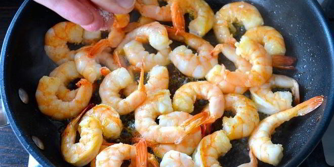 Рецепт салата с креветками и руколой