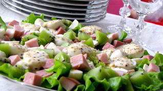 Рецепт Салата с мясом, киви и горчично-апельсиновым соусом