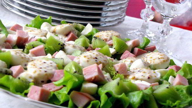 Рецепт салата с мясом, киви и горчично-апельсиновым соусом