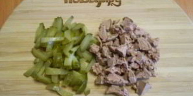 Рецепт салата с печенью куриной слоеный