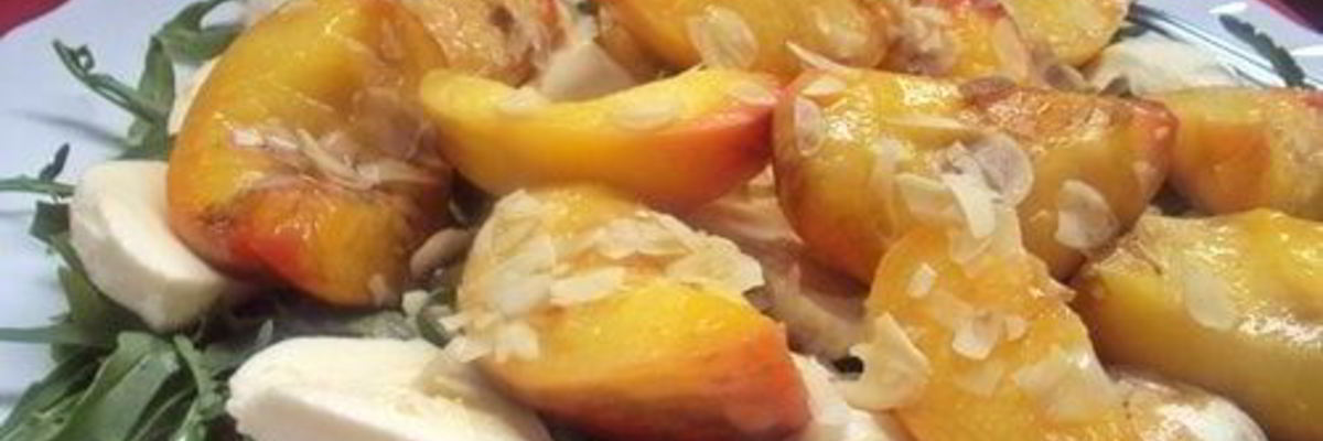 Рецепт Салата с рукколой, персиками и фетой